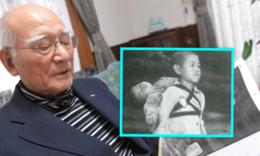 Djali që mbanë vëllain e vdekur në shpinë: Kjo është e vërteta e kësaj fotografie