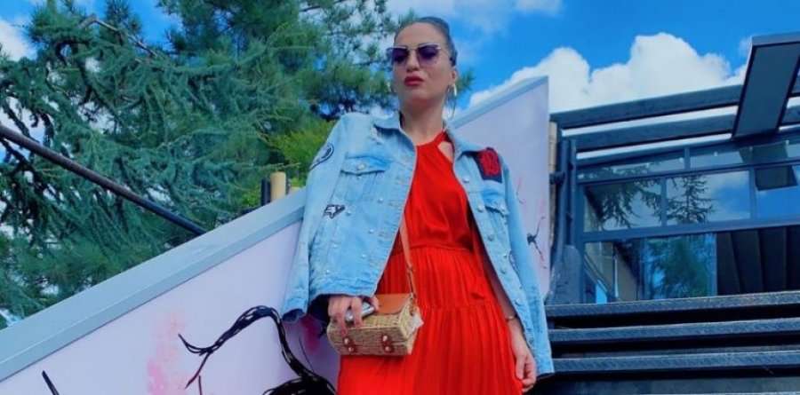 Rovena Stefa heq të gjitha rrobat, mbështjellet vetëm me peshqir