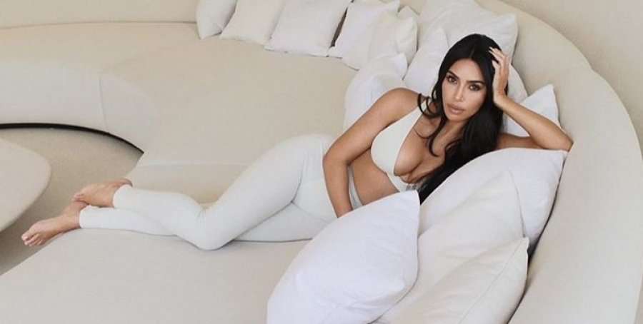 Kim Kardashian mbulohet dhe viziton një kishë në Armeni
