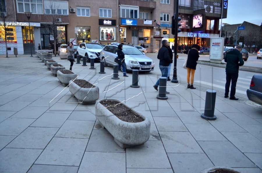 Fasadat rrezikojnë banorët, policia e zjarrfikësit në shesh