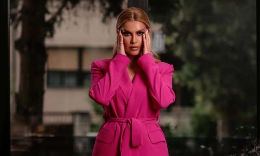 Leonora Jakupi në stadiumin 'Fadil Vokrri', e mbuluar me simbole të