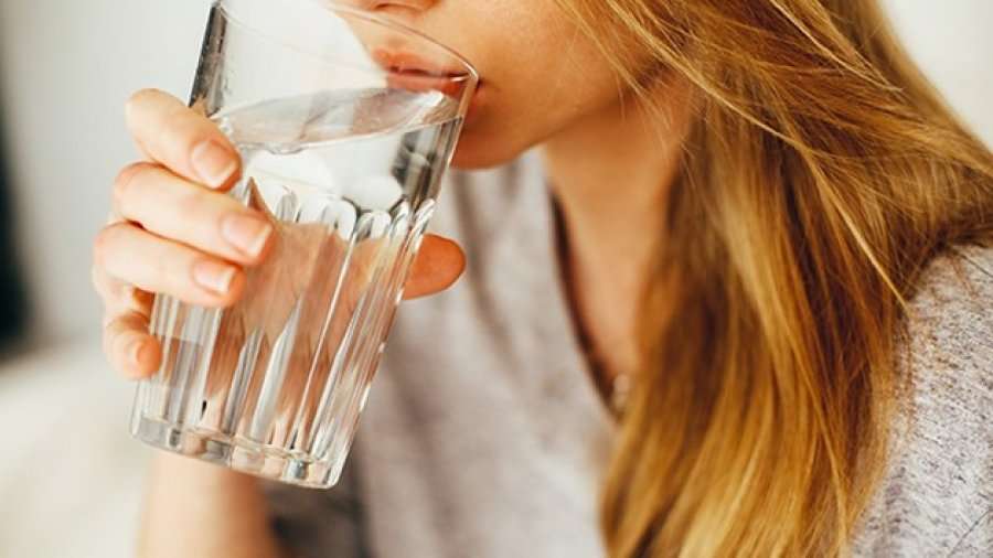 Nevoja për ujë ndryshon sipas peshës trupore, sa gota duhet të pini