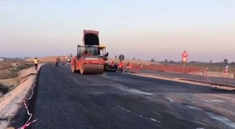 Pamjet ku ndodhi aksidenti tragjik, punëtori shqiptar 18 vjeç u shtyp nga rruli që ngjesh asfaltin