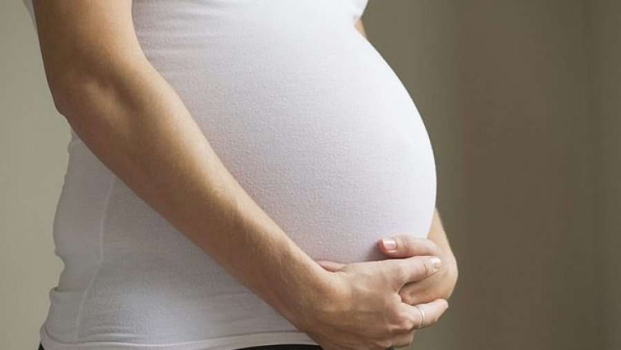 Lindja e fëmijës i bën femrat më mendjemprehta