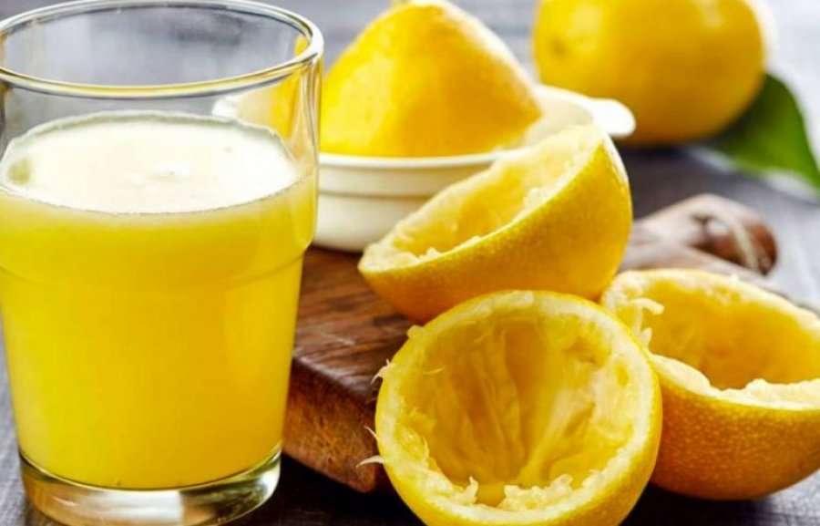 Për 14 ditë, ujë me limon për të humbur peshë