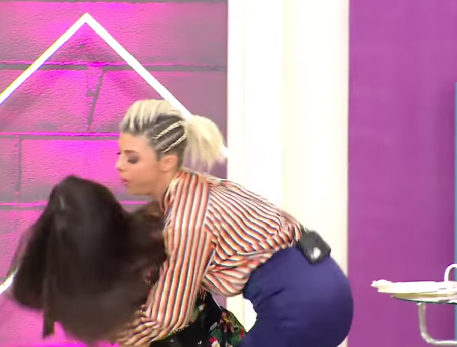 Moment i papritur: Konkurrentes i bie të fikët në mes të emisionit