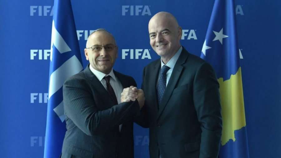 Agim Ademi merr një urim të veçantë nga presidenti i FIFA-s