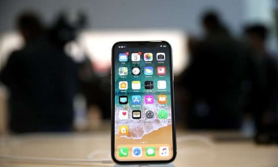 Rusi padit kompaninë 'Apple', e akuzon se ajo e bëri homoseksual