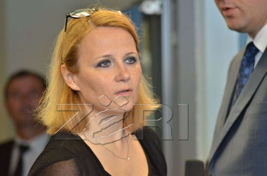 Kocijancic i përgjigjet Vuçiqit për “zarfet me helm nga Serbia”