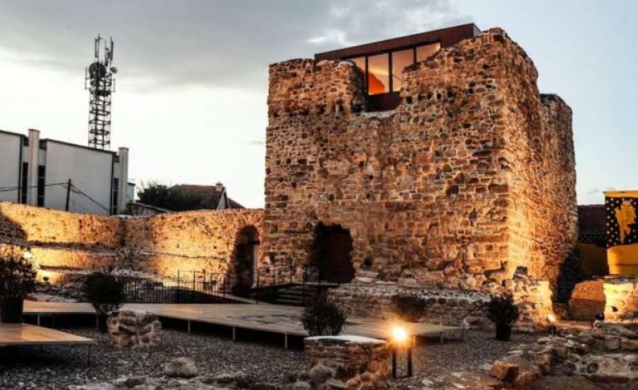 Vushtrriasit, kundër ndërtimit të restorantit në kalanë e qytetit