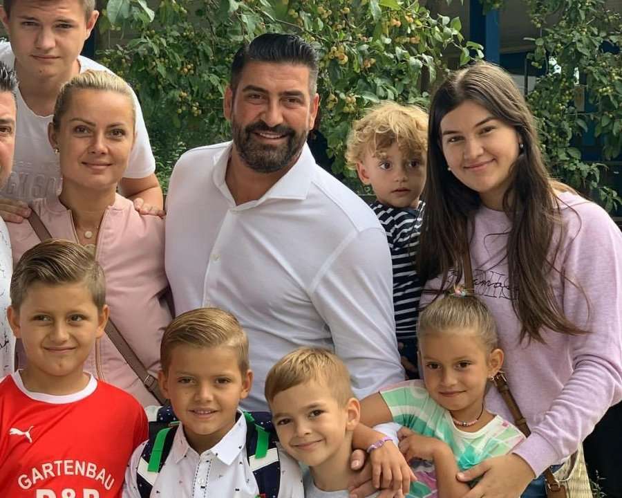 Meda publikon fotografi familjare, vëllai i tij merr gjithë vëmendjen