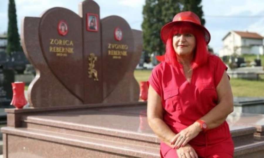 Boshnjakja që vishet me të kuqe për 40 vjet, e ka bërë gati edhe varrin