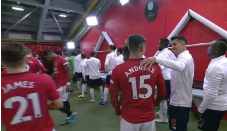 Legjenda e Manchester Unitedit reagon pas puthjeve dhe përqafimeve mes lojtarëve para ndeshjes me Liverpoolin