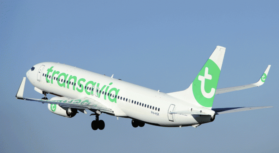 Pasagjeri tenton të hapë derën e avionit gjatë fluturimit