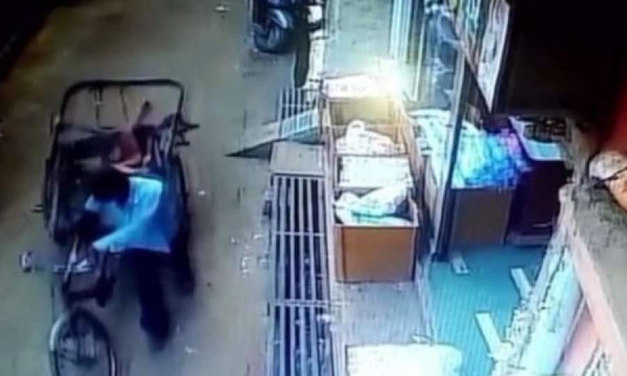3 vjeçari bie nga kati i dytë, përfundon mbi ulësen e triçiklit që po kalonte pranë