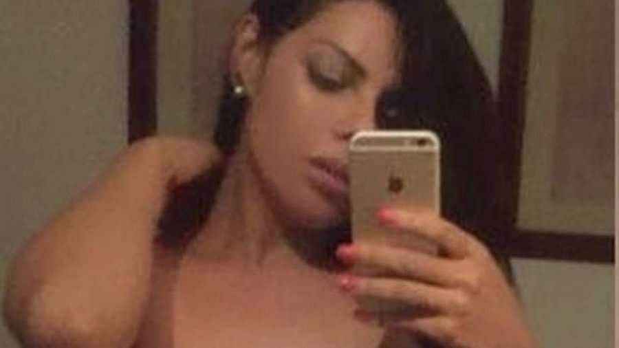 Seks-bomba që adhuron Barcelonën, ia uron e zhveshur ditëlindjen Kim Kardashianit