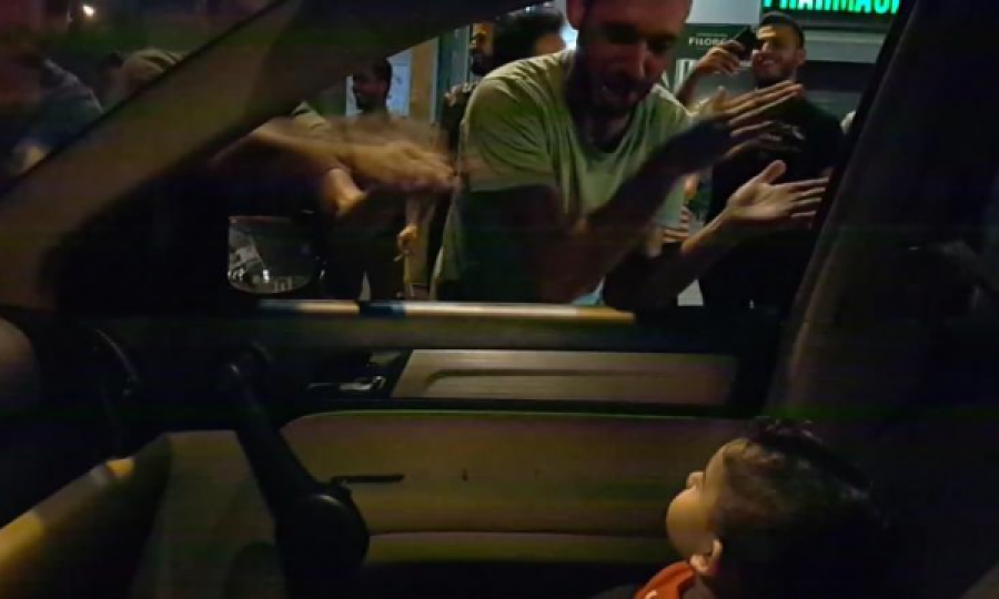 Për ta qetësuar një djalë 15 muajsh, protestuesit libanezë ia këndojnë 'Baby Shark'