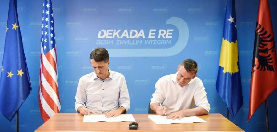 Partia Demokratike e Kosovës dhe Lëvizja për Bashkim nënshkruajnë marrëveshje koalicioni