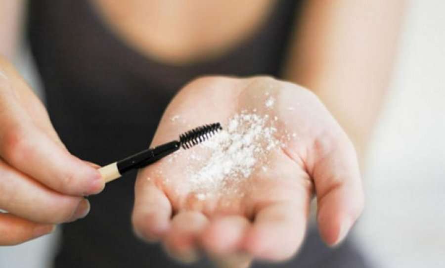 Zgjatni qerpikët vetëm me pudër bebesh