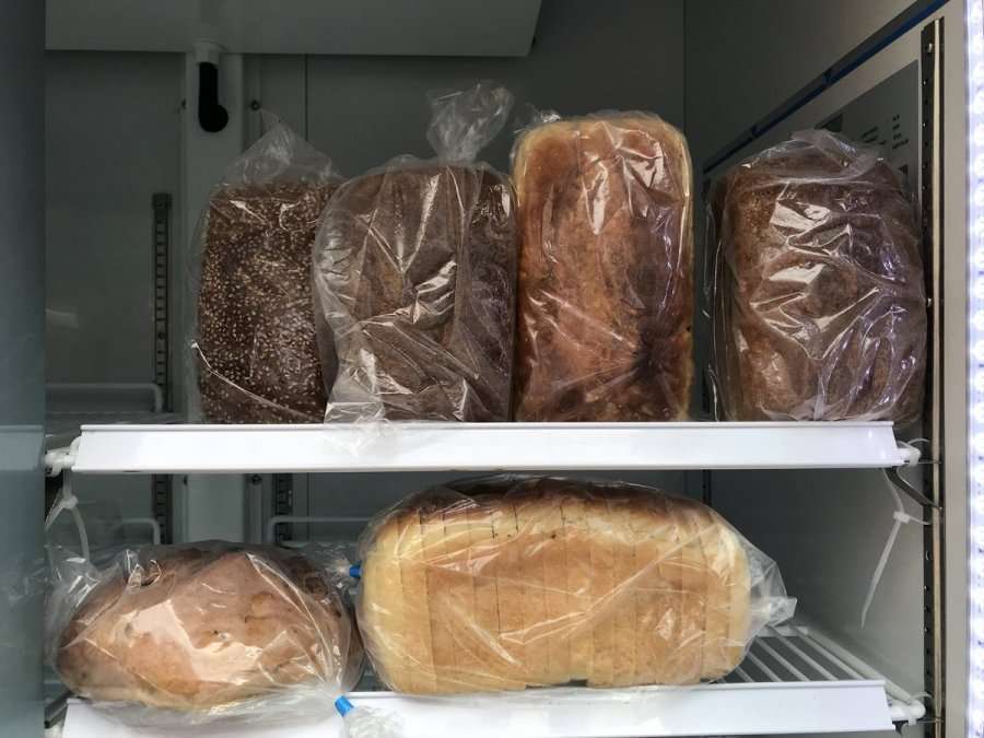 Duhet apo jo ta ruash bukën në frigorifer?