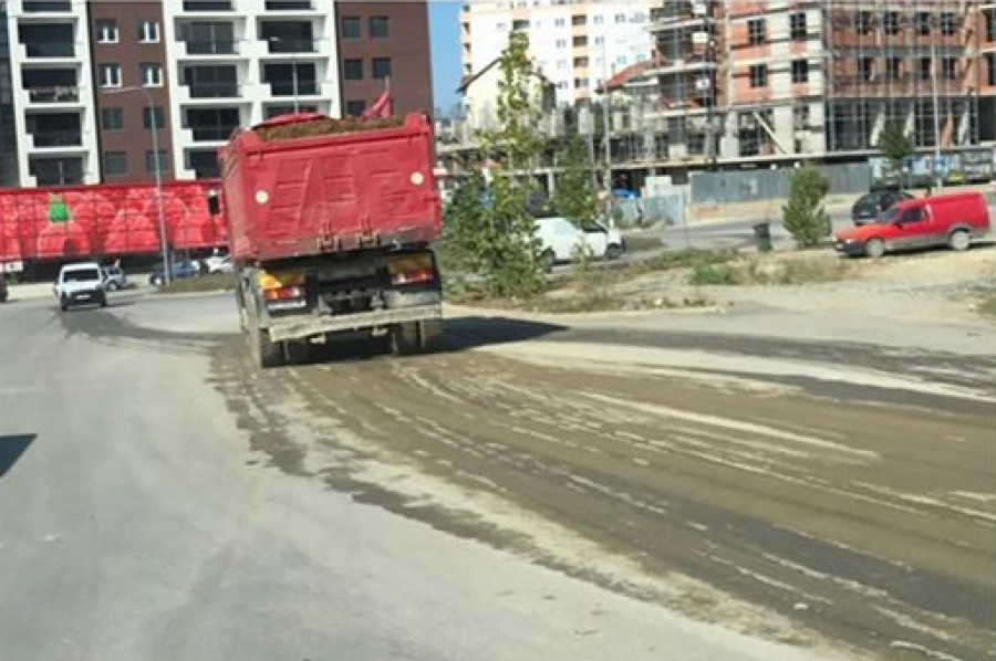 Gjobitet kompania, kamioni i së cilës ndoti rrugët në Prishtinë