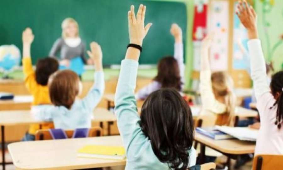 Mësuesit braktisën shkollën, polici u mëson nxënësve matematikë