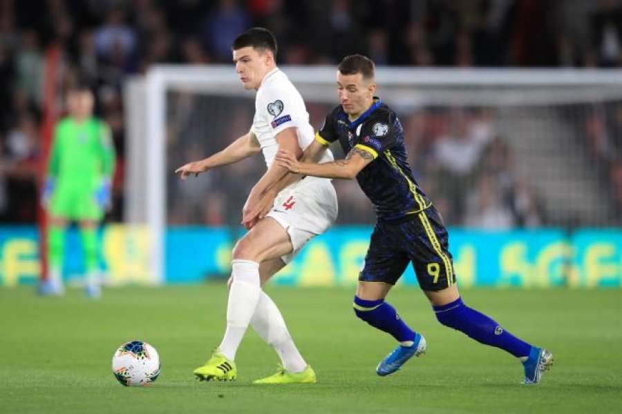 Futbollisti anglez që gaboi rëndë kundër Kosovës 'shpërthen' në kritika pas ndeshjes