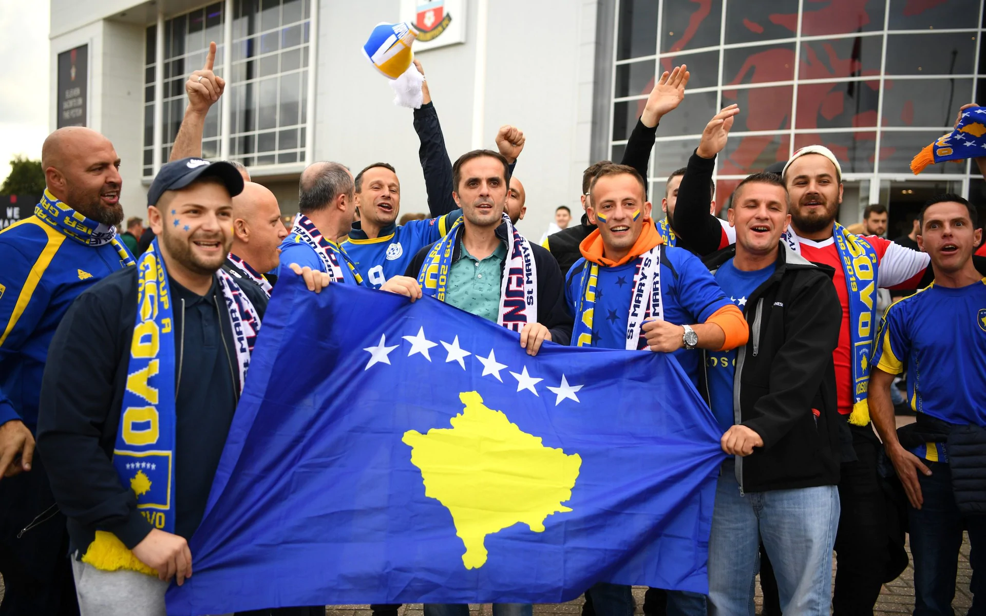 Mediumi britanik i mahnitur nga tifozët e Kosovës në Southampton