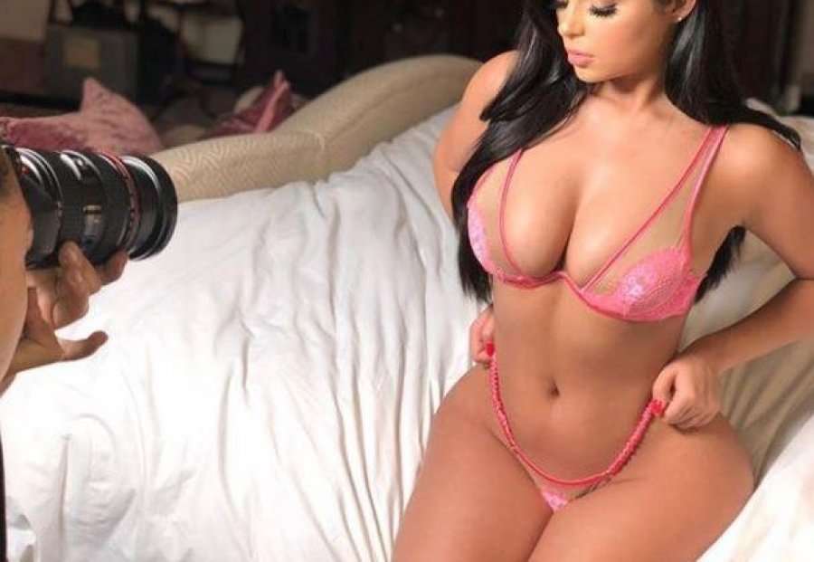 Demi Rose ndan pamje duke i bërë tretman të pasmeve