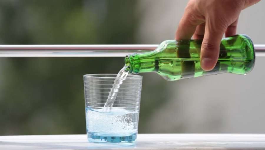 Sa gjatë mund të rezistojë njeriu pa pirë ujë