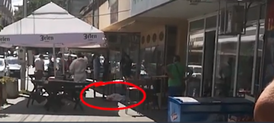 Vritet një grua, trupi i viktimës i mbështjellë me çarçaf mbetet para kafiterive