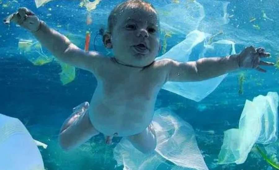 Fëmijët po i gëlltit plastika! Studimi më i fundit alarmon shkencëtarët