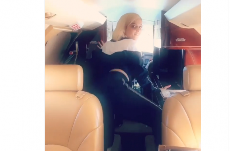 Bebe Rexha 'trullos' pilotët me twerkun e pabesueshëm të saj