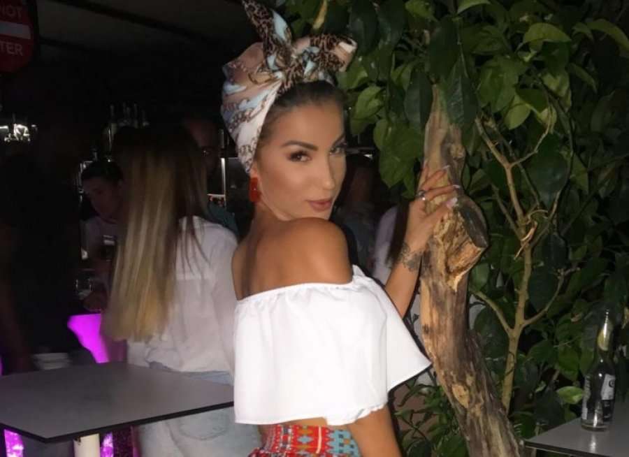 Moderatorja shqiptare ekspozon të pasmet, por mbishkrimi i lënë është edhe më provokues