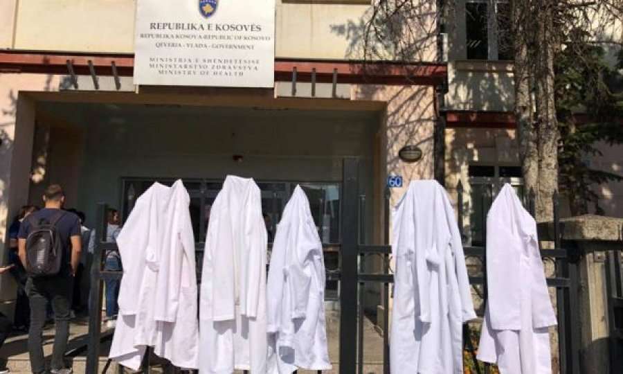 Specialistët e stomatologjisë sërish protestojnë tek Ministria e Shëndetësisë