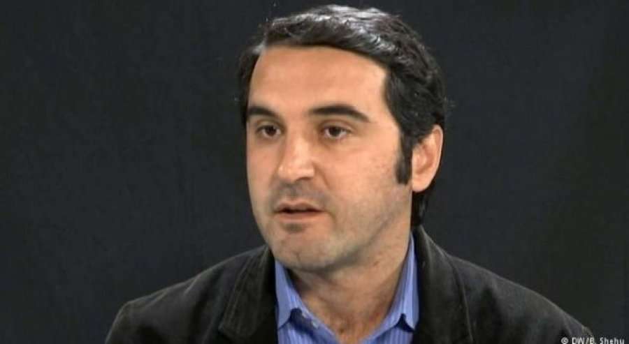 Muhaxhiri: Veseli më i qarti nga kandidatët për Kryeministër rreth suspendimit të taksës