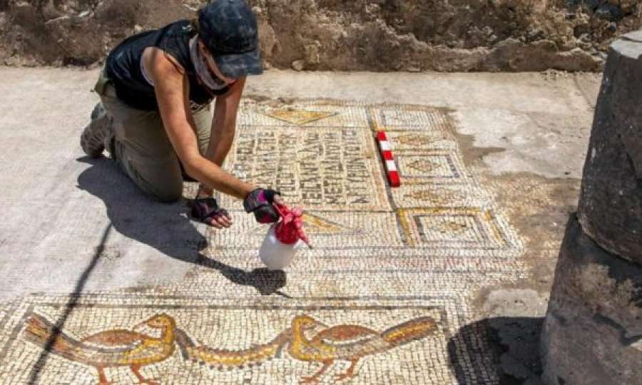 Arkeologët zbulojnë mozaikun e varrosur nën tokë për 1500 vite