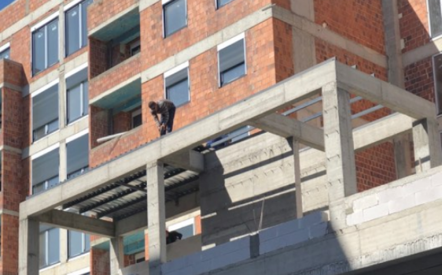 Punëtori në Prishtinë rrezikon jetën gjatë punës