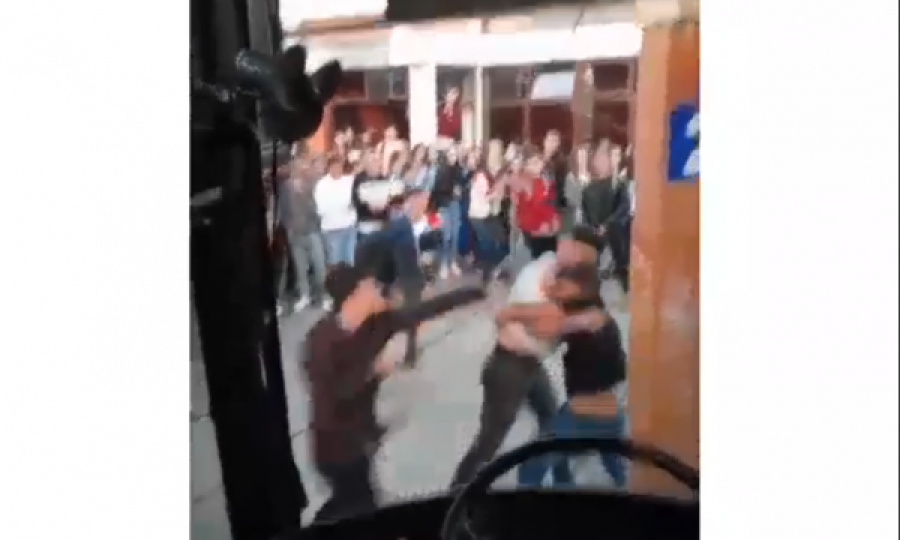 Pamje nga rrahja mes nxënësve në Malishevë