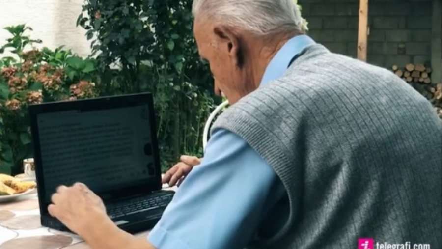Njihuni me 93 vjeçarin kosovar që përdorë kompjuterin, ka llogarinë e tij në Facebook dhe hulumton nëpër internet