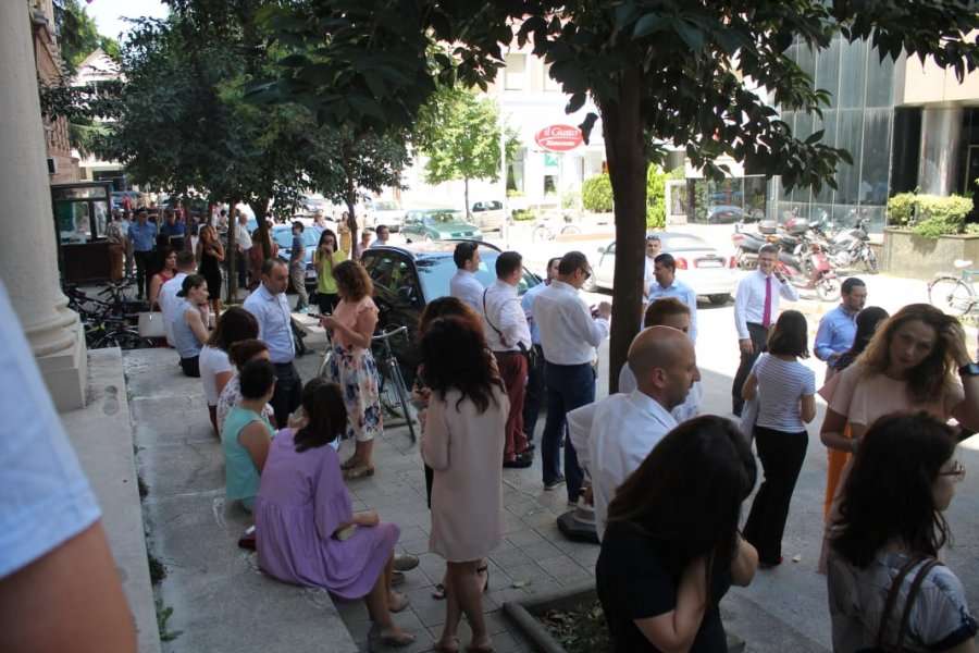 Panik nga tërmeti, banorët e pallateve dalin në rrugë