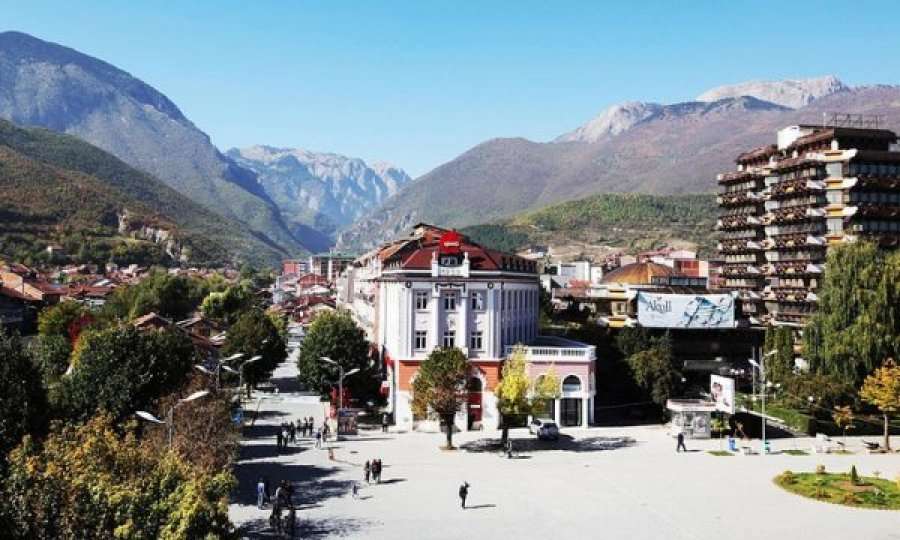 Familja nga Peja bëhet llom duke u rrahur, arrestohen babë e bir