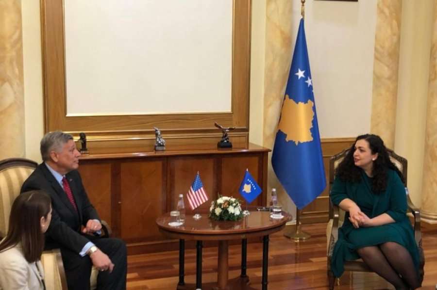 Ambasadori Philip Kosnett i shkon në zyrë kryeparlamentares Vjosa ...