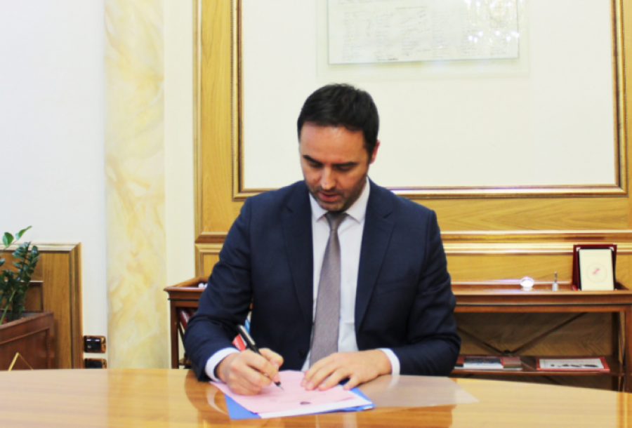 'Fshesa 2' e Glauk Konjufcës, pritet anulimi i qindra pasaportave diplomatike që u dhanë familjarëve të politikanëve…