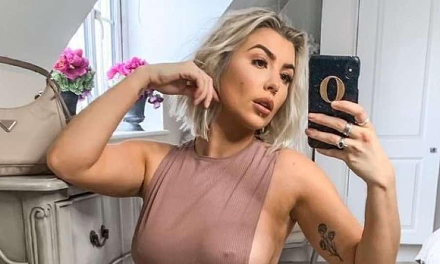Modelja e kolme godet përsëri me foto të nxehta nga karantina