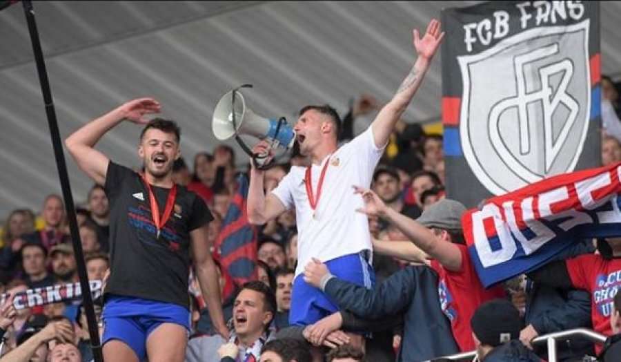 Tifozët e Baselit thumbojnë futbollistët shqiptarë: “Të huajt mendojnë vetëm milionat”