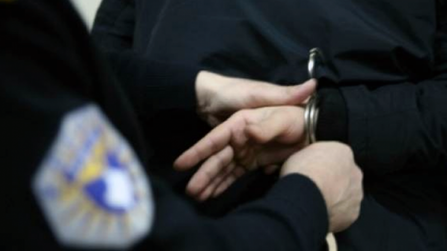 I karantinuari nga Smrekonica shëtitet në Vushtrri, arrestohet nga policia