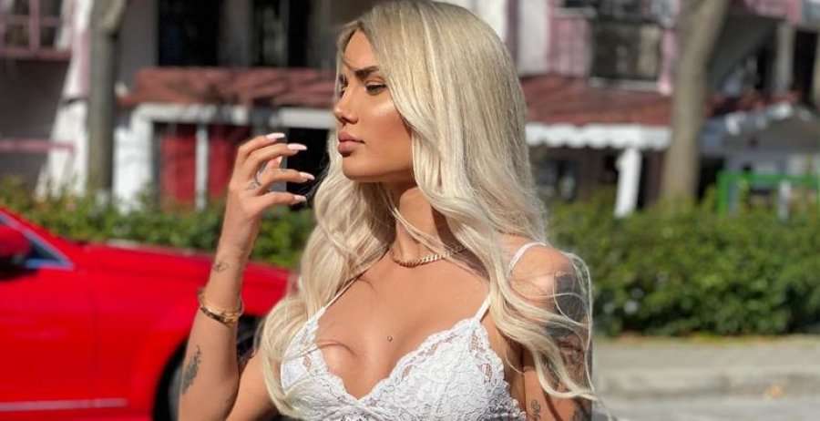Pranë imazhit të ‘nxehtë’ në bikini, Morena ka një mesazh për të gjithë