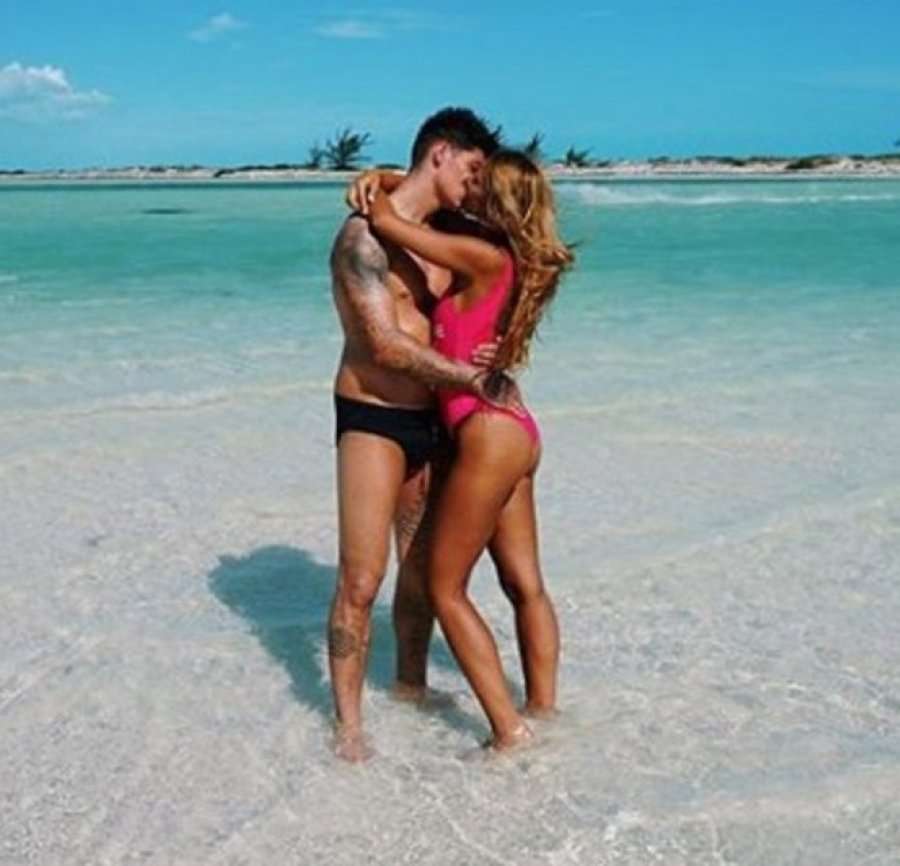 Bashkëshorti në grumbullim me skuadrën, modelja shpërthen me foto 'hot' në Instagram