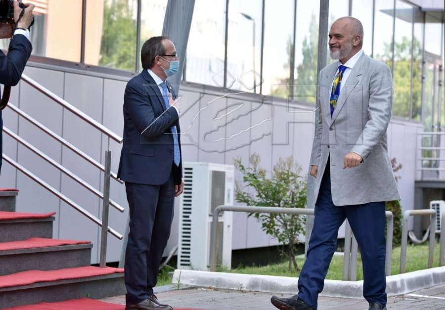 Hoti i shpreh ngushëllime për vdekjen e nënës kryeministrit Rama